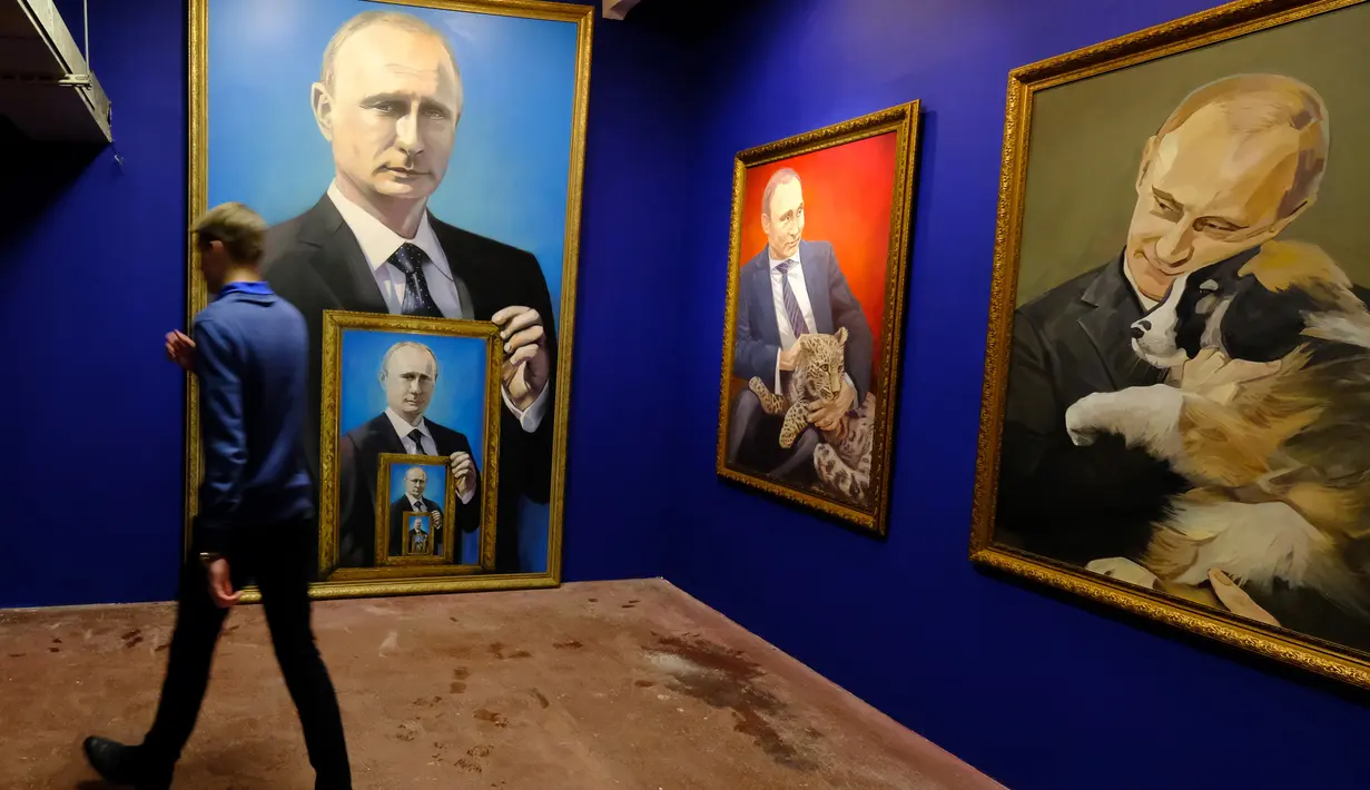Sejumlah lukisan dipajang dalam pameran Superputin di Museum Umam, Moskow (6/12). Pameran ini menampilkan Putin yang digambarkan sebagai pahlawan super, tokoh dari negeri dongeng, maupun sebagai manusia biasa. (AFP Photo/Yuri Kadobnov)