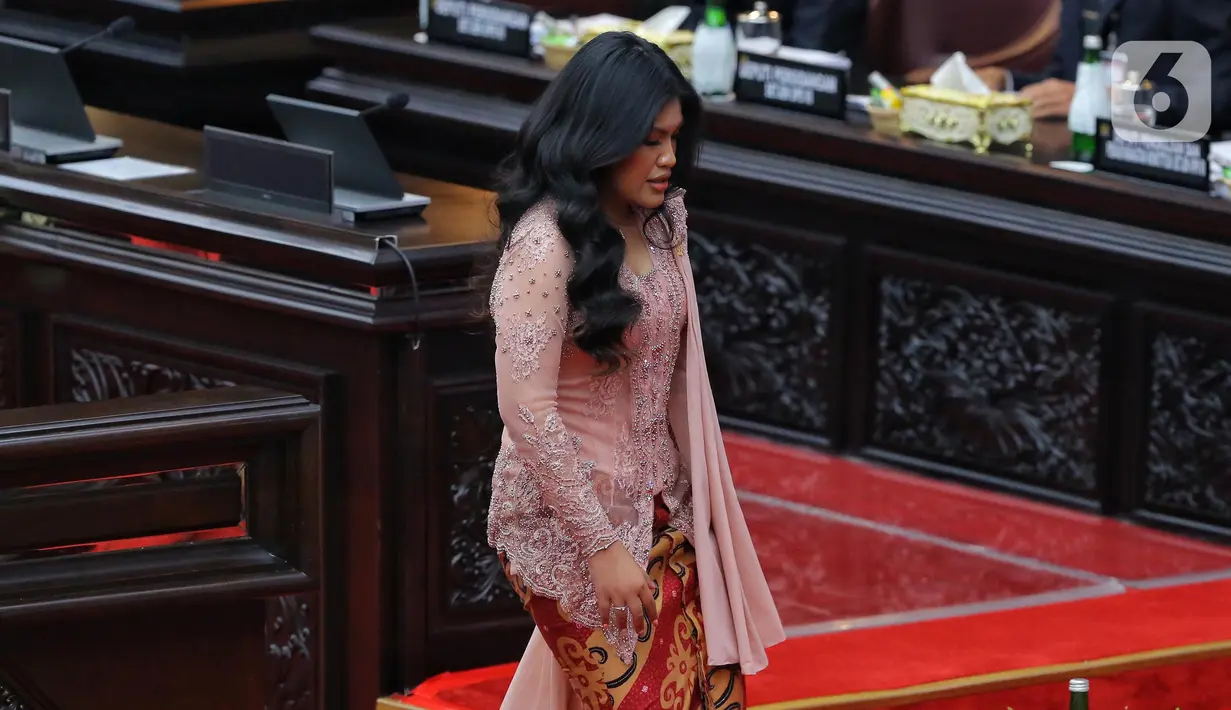 <p>Anggota DPD masa bakti 2024-2029 termuda, Larasati Moriska sesaat sebelum memimpin rapat paripurna perdana di Gedung Nusantara, Kompleks Parlemen, Senayan, Jakarta, Selasa (1/10/2024). (Liputan6.com/Angga Yuniar)</p>