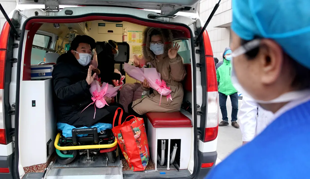 Para pasien yang dinyatakan sembuh dari virus corona memberi salam perpisahan kepada petugas medis di Rumah Sakit Afiliasi Pertama Universitas Zhengzhou, Provinsi Henan, China, Selasa (4/2/2020). Mereka dinyatakan sembuh dan sudah diizinkan pulang dari rumah sakit. (Xinhua/Li An)