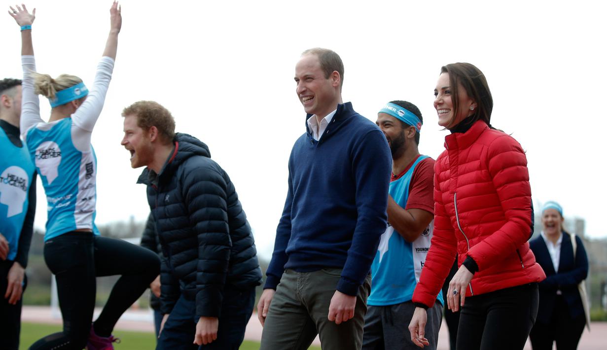 Pangeran William, Kate Middleton dan Pangeran Harry saat mengikuti perlombaan lari dalam acara amal Heads Together di Taman Queen Elizabeth II di London, Inggris (5/2). (AP Photo / Alastair Grant, Pool)
