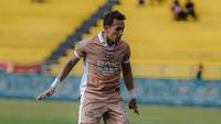 Pemain Dewa United, Egy Maulana Vikri saat menghadapi Dewa United di laga pekan kedua BRI Super League 2025/2026, Jumat (15/8/2025). (Dok. Dewa United).