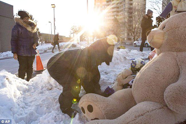 Banyak orang menaruh bunga dan boneka di tempat Elijah ditemukan | foto: copyright dailymail.co.uk