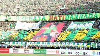 Ribuan Bonek memadati stadion saat mendukung Persebaya Surabaya melawan Arema FC pada lanjutan Liga 1 Indonesia 2018 di Stadion Gelora Bung Tomo, Surabaya (6/5/2018). Persebaya Surabaya menang tipis 1-0. (Bola.com/Aditya Wany)
