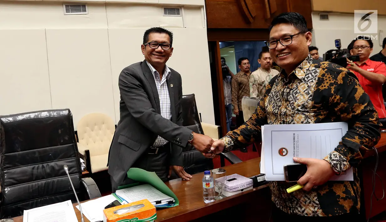 Ketua Pansus Hak Angket KPK, Agun Gunandjar Sudarsa berjabat tangan dengan Ketua Lembaga Perlindungan Saksi dan Korban (LPSK), Abdul Haris Semendawai usai Rapat Dengar Pendapat (RDP) di Kompleks Parlemen, Jakarta, Senin (28/8). (Liputan6.com/Johan Tallo)