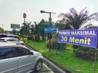 Suasana Rest Area Km 13,5 di Tol Tangerang, Banten, Selasa (19/5/2020). Jelang Lebaran 2020, PT Jasamarga Related Business (JMRB) menerapkan PSBB di semua rest area yang dikelolanya dengan membatasi waktu singgah pengunjung maksimal 30 menit. (Liputan6.com/Angga Yuniar)