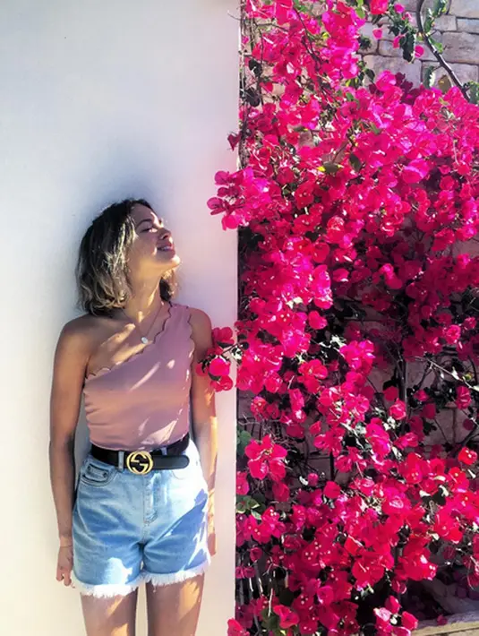 Sumber juga menyebutkan, kala itu Tess yang baru putus dengan pacarnya langsung berpaling ke Harry dan menjadi kekasihnya. Ia pun meminta maaf kepada sang mantan karena dengan cepat pacaran dengan Harry. (Instagram/tessward)