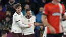 Selebrasi gelandang Manchester City, Mateo Kovacic (kanan) bersama John Stones setelah mencetak gol kelima timnya ke gawang Luton Town pada laga putaran kelima Piala FA 2023/2024 di Kenilworth Road Stadium, Luton, Selasa (27/2/2024). (AP Photo/Alastair Grant)