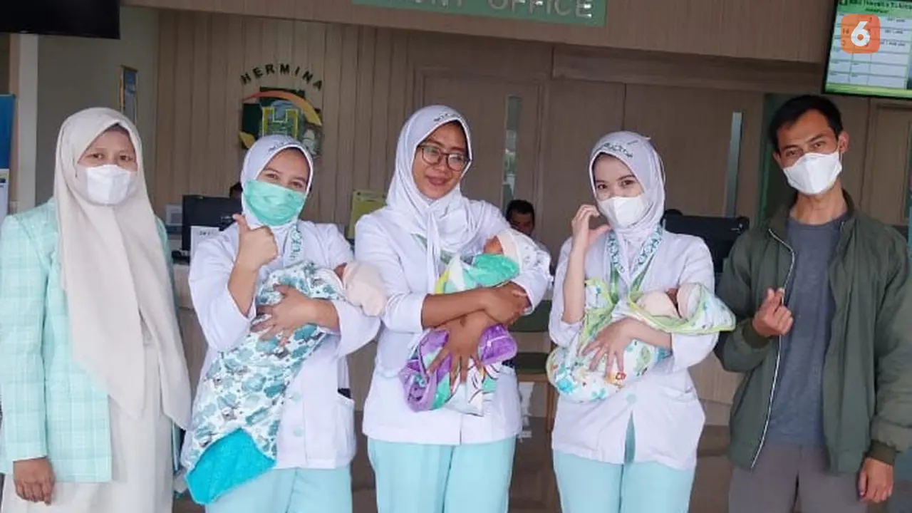 Pasutri Ismali dan Sofa usai menjalani persalinan bayi kembar tiga (triplet) di RSU Hermina Sukabumi. (Liputan6.com/Istimewa).