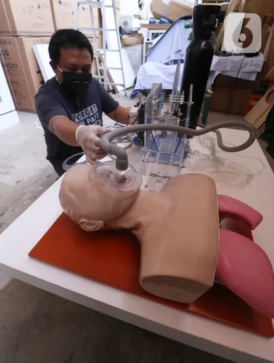Anton Agusta melakukan uji coba ventilator buatannya di Bengkel Industri UMKM Agusta, Cidodol, Kebayoran Lama, Jakarta Selatan, Selasa (14/4/2020). Agusta berharap Kementerian Kesehatan RI dapat menguji coba ventilator buatannya agar bisa diproduksi untuk pasien COVID-19. (Liputan6.com/Angga Yuniar)