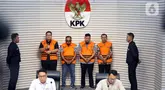 Empat tersangka tindak pidana korupsi terkait pemberian atau janji dan penerimaan hadiah terkait pengurusan dana hibah untuk Kelompok Masyarakat (Pokmas) dari Anggaran Pendapatan dan Belanja Daerah (APBD) Pemerintah Provinsi Jawa Timur Tahun Anggaran (TA) 2019-2022 saat mengikuti rilis penahanan di gedung Merah Putih Komisi Pemberantasan Korupsi (KPK), Jakarta, Kamis (2/10/2025). (Liputan6.com/Helmi Fithriansyah)