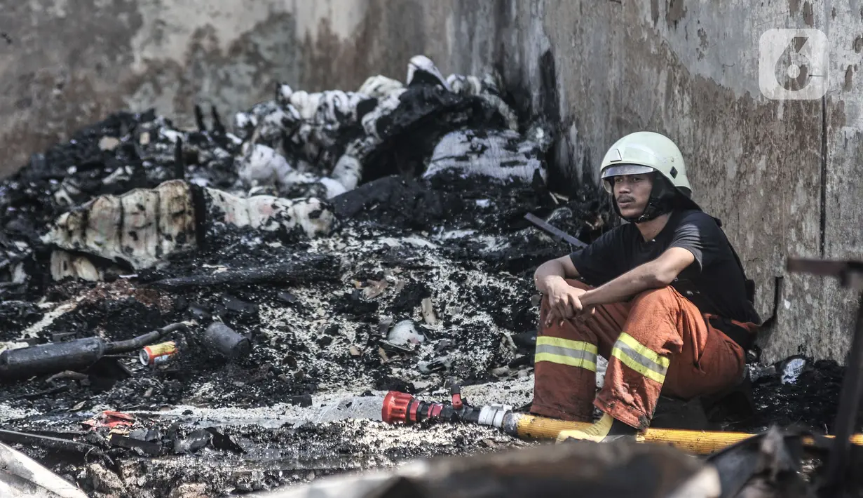 Petugas pemadam beristirahat saat proses pendinginan lokasi kebakaran Pasar Cempaka Putih, Jakarta, Kamis (24/9/2020). Kebakaran yang diduga akibat ledakan tabung gas dari lapak potong ayam tersebut menghanguskan 807 kios dengan kerugian ditaksir mencapai Rp 9 miliar. (merdeka.com/Iqbal S. Nugroho)