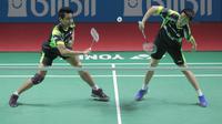 Ganda Campuran Indonesia, Liliyana Natsir/Tontowi Ahmad mengembalikan kok saat melawan pasangan Malaysia, Tan Kian/Lai Peng pada babak pertama Indonesia Open 2018 di Istora Senayan, Jakarta, (3/6/2018). Liliyana/Tontowi menang 21-11 21-14. (Bola.com/Nick