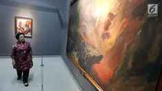Presiden RI ke-5 Megawati Soekarnoputri melihat salah satu koleksi lukisan milik ayahnya saat mengunjungi pameran lukisan koleksi Istana di Galeri Nasional, Jakarta, Kamis (10/8). Pameran tersebut bertajuk Senandung Ibu Pertiwi. (Liputan6.com/Johan Tallo)