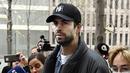 <p>Mantan Bek Spanyol dan Barcelona, Gerard Pique (tengah) meninggalkan pengadilan di Barcelona pada 1 Desember 2022. Pique dan Shakira membuat kejutan dengan mengumumkan perpisahan pada musim panas tahun ini. Keduanya sepakat mengakhiri hubungan asmara yang sudah terjalin selama 12 tahun dan menghasilkan dua orang putra: Milan dan Sasha. (AFP/Josep Lago)</p>