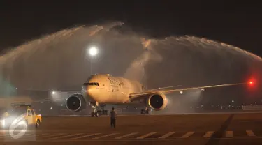Pesawat Boeing 777-300 ER disiram dengan air water canon saat mendarat perdana di hanggar 4 GMF, Bandara Soekarno Hatta, Tangerang, Kamis (29/10). Pesawat ini nantinya digunakan untuk melayani penerbangan internasional. (Liputan6.com/Angga Yuniar)