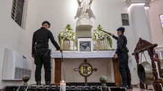 Personel dari unit Gegana dan Jihandak Brimob Polda Jawa Timur melakukan pemeriksaan di dalam area Gereja Katedral Hati Kudus Yesus, atau yang dikenal secara lokal sebagai gereja "Hati Kudus Yesus", Surabaya, pada Rabu 24 Desember 2025. Jelang Misa Malam Natal 2025, tim dari unit Gegana dan Jihandak Brimob Polda Jawa Timur melakukan sterilisasi area Gereja Katedral Hati Kudus Yesus, yang dikenal secara lokal sebagai gereja "Hati Kudus Yesus". (JUNI KRISWANTO/AFP)