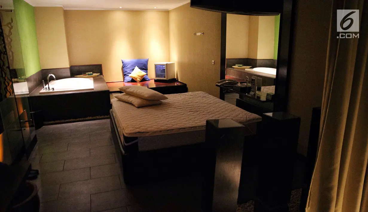 Suasana kamar tipe kedua yang berada di lantai tujuh Hotel Alexis, Jakarta, Selasa (31/10). Ada panggung di pojok kamar dengan bantal berukuran kecil serta bathtub untuk berendam di dalam kamar. (Liputan6.com/Faizal Fanani)