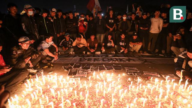 Foto: Ikut Berduka, Sejumlah Kelompok Suporter Gelar Aksi Belasungkawa atas Insiden di Stadion Kanjuruhan