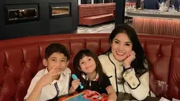 Nindy Ayunda mengajak kedua buah hatinya untuk makan di sebuah restoran. Ini juga momen merayakan ultah putra pertamanya Abhirama. (Foto: Instagram/@nindyayunda)