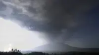 Tidak hanya diguyur hujan debu, sejumlah wilayah di lereng Gunung Raung kini mulai dilanda hujan pasir.