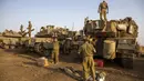 Tentara Israel bekerja di tank-tank dekat perbatasan dengan Lebanon di Dataran Tinggi Golan, Selasa (28/7/2020). Perdana menteri Lebanon menuduh Israel memprovokasi "peningkatan bahaya" di sepanjang perbatasan. (AP Photo/Ariel Schalit)