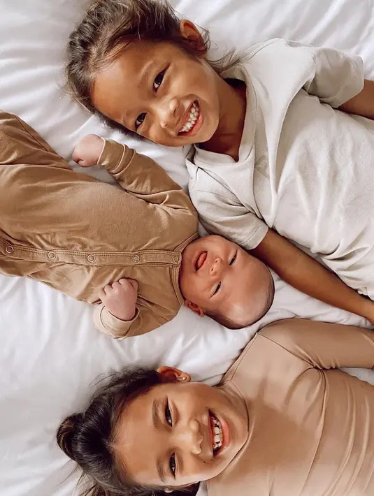 Selain punya paras yang menawan, Kiyomi, Kenji dan Kiyoji ketiganya dianugerahi warna bola mata yang indah. (Foto: instagram.com/kiyojikaynenbachdim)