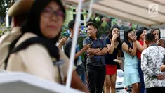 Warga melihat simulasi kirab pernikahan Kahiyang Ayu dan Bobby Nasution di sepanjang jalan Gagak Hitam, Medan, Rabu (22/11). Simulasi kirab ngunduh mantu Jokowi menjadi pusat perhatian warga sekitar. (Liputan6.com/Johan Tallo)