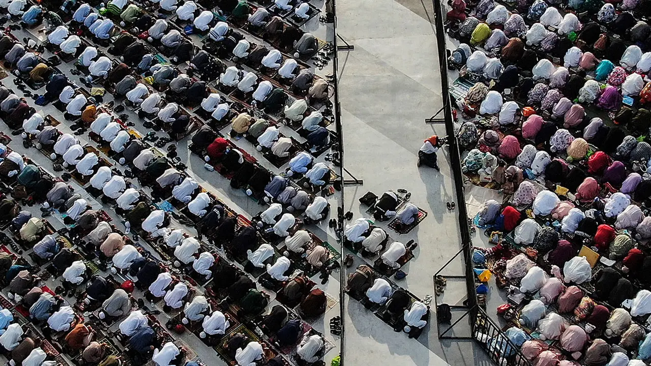 Ribuan Umat Muslim Laksanakan Sholat Idul Fitri di JIS