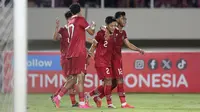 Para pemain Timnas Indonesia U-23 merayakan gol yang dicetak Ilham Rio (2) ke gawang Chinese Taipei U-23 dalam pertandingan Grup K Kualifikasi Piala Asia U-23 2024 di Stadion Manahan, Solo, Sabtu (9/9/2023). (Bola.com/Arief Bagus)