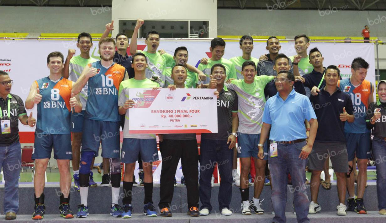 Para pemain Jakarta BNI Taplus merayakan keberhasilan menjadi juara final four Proliga 2016. Pada babak final di Jakarta, Minggu (15/5/2016), mendatang, mereka akan menghadapi Surabaya Samator. (Bola.com/Vitalis Yogi Trisna)