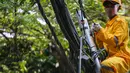 Di beberapa kawasan satu tiang listrik menyangga kabel begitu banyak, sehingga kondisi tiang pun mengancam keselamatan masyarakat. (Liputan6.com/Faizal Fanani)