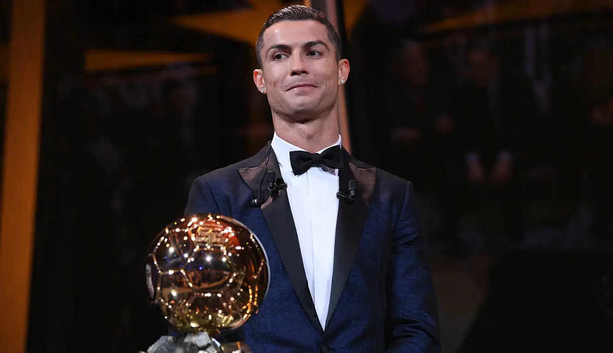 Bintang Real Madrid asal Portugal, Cristiano Ronaldo, dinobatkan sebagai peraih Ballon d'Or 2017 di Menara Eiffel, Paris, Jumat (8/12/2017). Gelar Ballon d'Or kelima bagi CR7 ini sekaligus menyamai raihan Ballon d'Or milik Messi. (AFP/Franck Faugere)