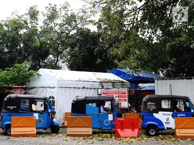 Bajaj mengantre mengisi BBG di kawasan Monas, Jakarta, Jumat (14/7). Terkait Bajaj, Gubernur DKI Jakarta, Djarot Saiful Hidayat, meminta Dishub DKI  segera membenahinya, bajaj menjadi lebih modern dan diperbanyak. (Liputan6.com/Angga Yuniar)