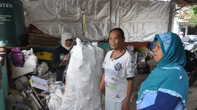 Pengelola Bank sampah Inyong, Baturraden, Banyumas menimbang sampah yang ditabung warga. (Foto: Liputan6.com/Istimewa/Muhamad Ridlo)