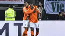 Gelandang Belanda, Georginio Wijnaldum berselebrasi usai mencetak gol ke gawang Jerman pada pertandingan grup C  kualifikasi Euro 2020 di Hamburg, Jerman (6/9/2019). Belanda menang telak 4-2 atas Jerman. (AP Photo/Martin Meissner)