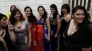 Sejumlah tahanan wanita bersiap-siap menaiki panggung untuk mengikuti kontes kecantikan di penjara Baja California, Tijuana, Meksiko, Selasa (9/6/2015). (REUTERS/Jorge Duenes)