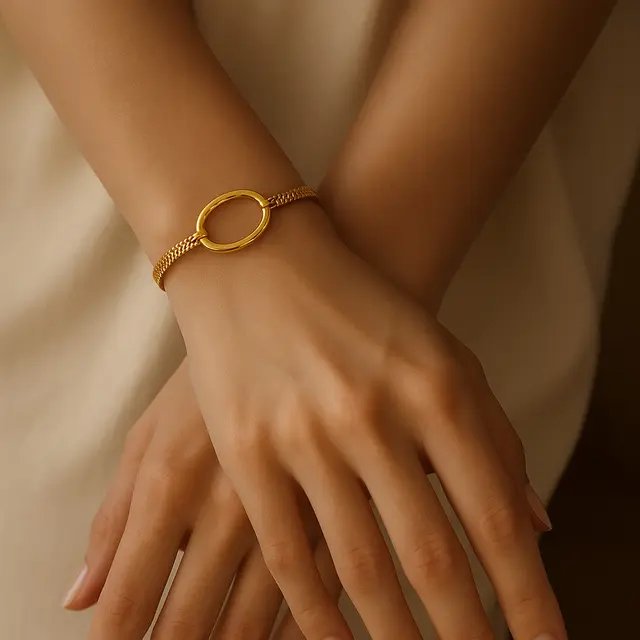 Inspirasi Model Gelang Oval Emas Biar Tangan Tampak Lebih Panjang