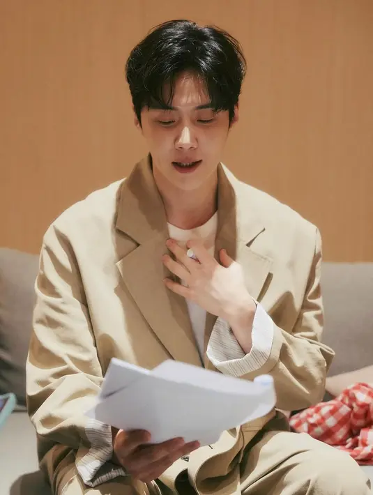 Paduan oversized blazer dan celana panjang yang melapisi t-shirt putih bikin Kim Seon Ho terlihat rapi [@seonho_kim]