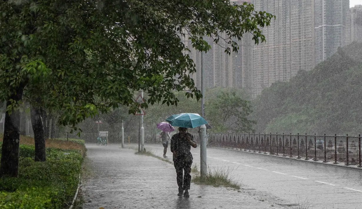 Sebagian wilayah Hong Kong lumpuh akibat banjir yang disebabkan oleh hujan lebat pada 5 Agustus 2025 atau setelah peringatan hujan badai tingkat tertinggi dikeluarkan untuk keempat kalinya dalam delapan hari. (Yan ZHAO/AFP)