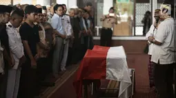 Pelayat bersiap menyalatkan jenazah aktor senior Amoroso Katamsi di Masjid Imam Bonjol, Pondok Labu, Jakarta, Senin (17/4). Upacara pemakaman pemeran Presiden Soeharto di film G30S/PKI itu dilakukan secara militer. (Liputan6.com/Faizal Fanani)