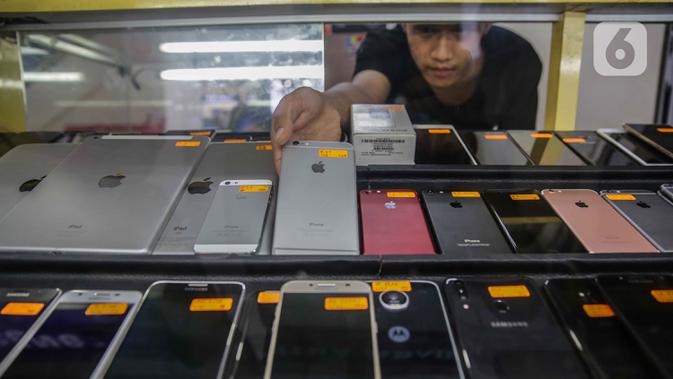 Pedagang merapikan sejumlah handphone bekas yang dijual di ITC Roxy Mas, Jakarta, Selasa (26/11/2019). Pemerintah melalui Kemendag, Kemenperin, dan Kemenkominfo menerbitkan regulasi pemblokiran ponsel ilegal melalui nomor IMEI yang disahkan pada 18 Oktober 2019. (/Faizal Fanani)