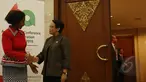 Menteri Luar Negeri Retno Marsudi (kanan) menerima Menlu Afrika Selatan Maite Nkoana-Mashabane disela acara Konferensi Tingkat Tinggi (KTT) Asia-Afrika di Jakarta Covention Center, Minggu (19/4/2015). (Liputan6.com/Herman Zakharia)