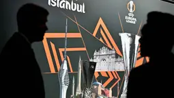 Dari hasil undian inilah peta persaingan menuju perempat final Liga Europa 2025/2026 akhirnya terbentuk. Tampak foto menunjukkan Piala Liga Europa UEFA yang dipajang menjelang pengundian babak 16 besar, perempat final, dan semifinal Liga Europa 2025/2026 di House of European Football, Nyon, Swiss, Jumat (27/2/2026). (Harold CUNNINGHAM/AFP)