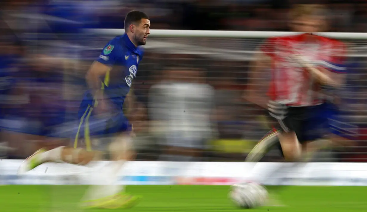 Pemain Chelsea Mateo Kovacic (kiri) berlari mengejar bola saat melawan Southampton pada pertandingan Piala Liga Inggris di Stadion Stamford Bridge, London, Inggris, 26 Oktober 2021. Chelsea menang adu penalti dengan skor 4-3 (1-1). (AP Photo/Ian Walton)