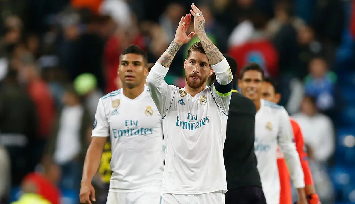 Pemain Real Madrid, Sergio Ramos menyapa suporter setelah berakhirnya laga lanjutan babak penyisihan Grup H Liga Champions kontra Tottenham Hotspur di Santiago Bernabeu, Selasa (17/10). Madrid berbagi angka dengan Tottenham 1-1.  (AP/Francisco Seco)