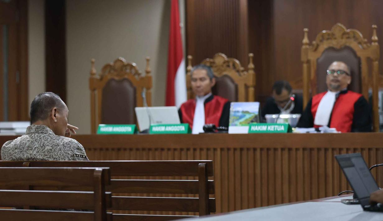 Untuk diketahui, persidangan ini berkaitan dengan dugaan penerimaan gratifikasi senilai Rp137 miliar oleh Nurhadi yang kemudian disamarkan melalui berbagai aset (pencucian uang). Tampak dalam foto, terdakwa kasus dugaan gratifikasi dan Tindak Pidana Pencucian Uang (TPPU) yang juga mantan Sekretaris Mahkamah Agung (MA), Nurhadi (kiri), saat mengikuti sidang pembacaan putusan di Pengadilan Tindak Pidana Korupsi (Tipikor) Jakarta, Rabu (1/4/2026). (Kapanlagi.com/Budy Susanto)