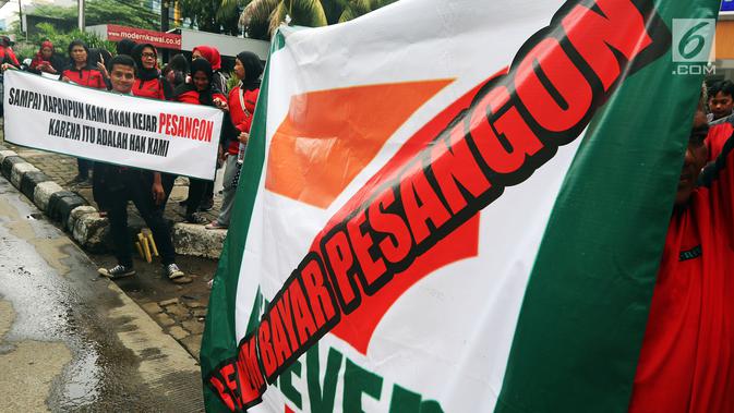 Karyawan Eks 7-Eleven membentangkan spanduk saat Demo di depan Kantor Pengusaha Sungkono Honoris, Jakarta, Rabu (9/1). Mereka menuntut pembayaran uang pesangon yang sampai saat ini belum mereka terima semenjak 7-Eleven tutup. (Liputan6.com/Johan Tallo)