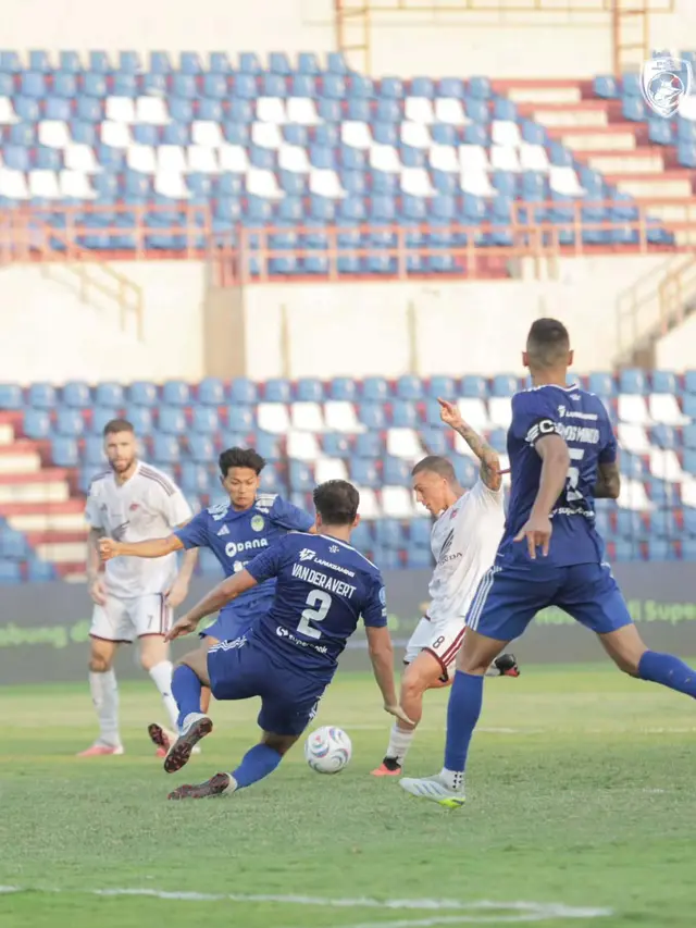 PSIM Yogyakarta melawan PSM Makassar.