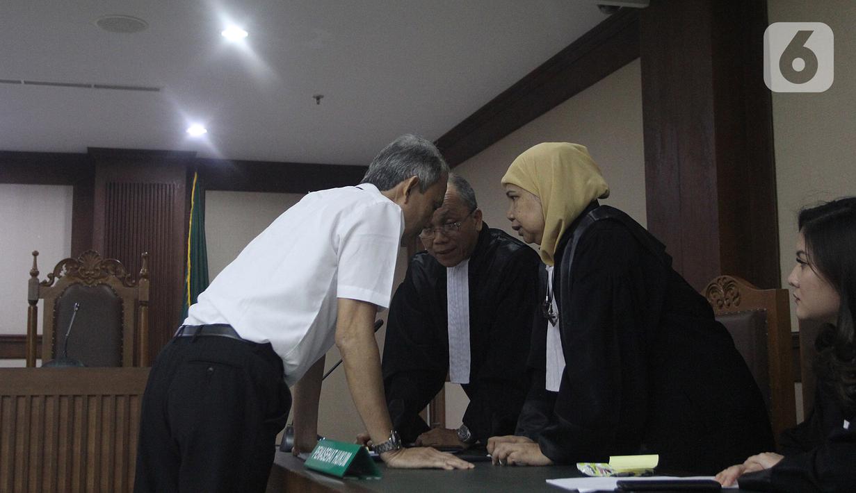 Mantan Direktur Produksi dan Teknologi PT Krakatau Steel (Persero) Wisnu Kuncoro usai menjalani sidang vonis dugaan suap di Pengadilan Tipikor, Jakarta, Senin (11/11/2019). Wisnu divonis 1 tahun dan 6 bulan penjara serta denda Rp 50 juta subsider dua bulan kurungan. (Liputan6.com/Herman Zakharia)