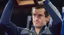 Petenis Inggris Raya, Andy Murray mengangkat trofi sebagai juara turnamen China Open, di Beijing, Minggu (9/10). Murray merebut kemenangan 6-4, 7-6 dari tangan petenis Bulgaria, Grigor Dimitrov di final China Open. (NICOLAS ASFOURI/AFP)
